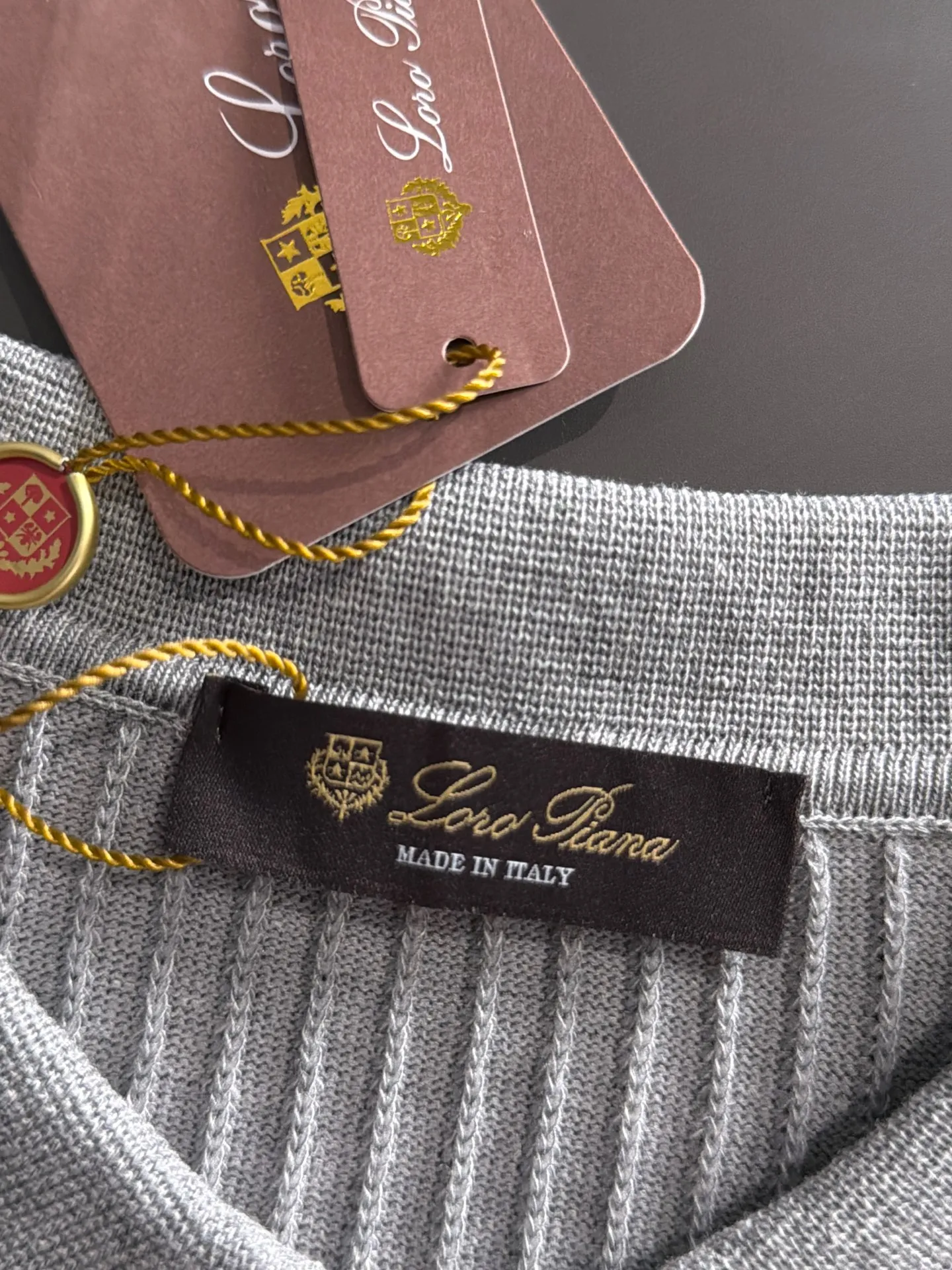 Next day shipment LP high quality Loro Piana 26ss New Arrival men's short-sleeved T-shirt Made of combed cotton yarn knitted cotton fabric, no pressure when entering and exiting the counter Exclusive control of raw materials It feels substantial when weighed, and the upper body is more textured than ordinary T-shirts. This texture can cope with the weather easily and is suitable for both hot and cold! Loose fit design, looks noble. The only correct version is available Size: M to XXXL